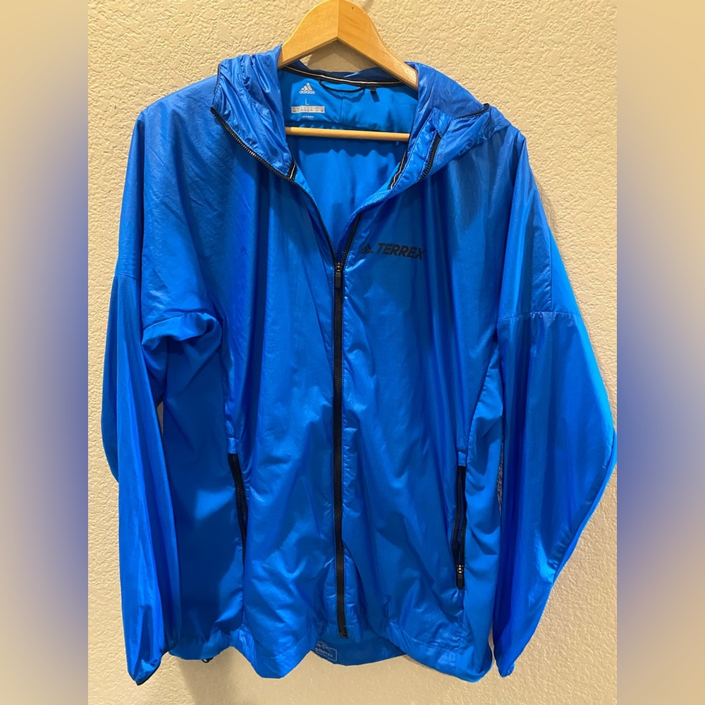 NWOT Royal blue men’s Adidas lightweight windbreaker. Size large